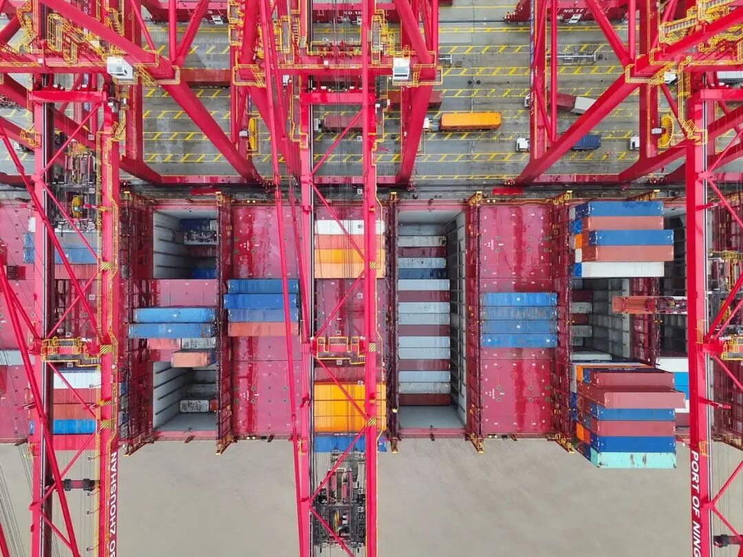 宁波舟山港迎新年首艘"海上巨无霸"，，，，，，内贸集装箱海运开启新篇章