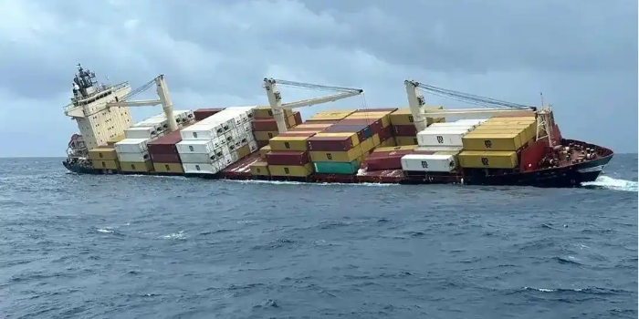 集装箱船遇险淹没，，，，，，数百个集装箱坠海