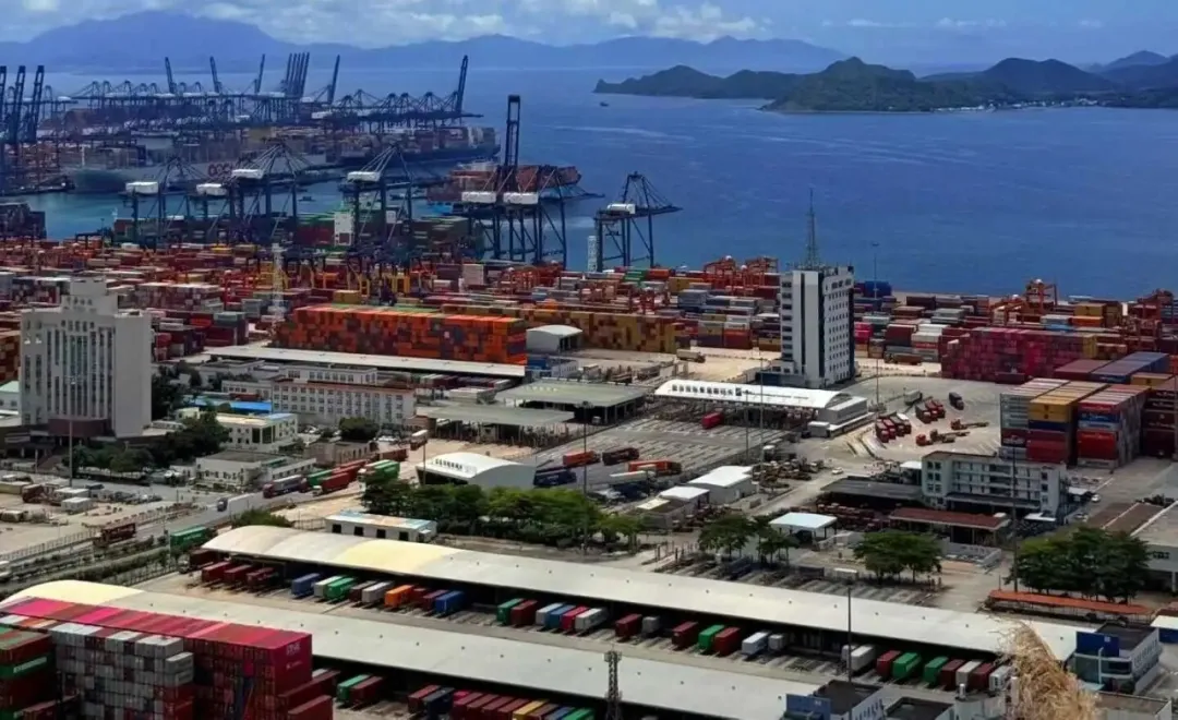 苹果17跨洋而来，，，，，，集装箱的“硬核”之旅